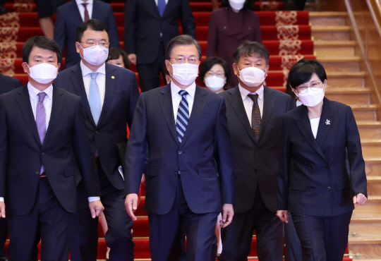 문재인 대통령이 10일 오전 청와대에서 신임 대사들에게 신임장을 수여한 뒤 환담장으로 향하고 있다. 오른쪽부터 조현옥 주독일대사, 노태강 주스위스대사, 문 대통령.  연합뉴스